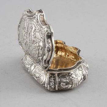 DOSA, silver, rokokostil, BM & Co., England, 1904. Vikt 135 g.