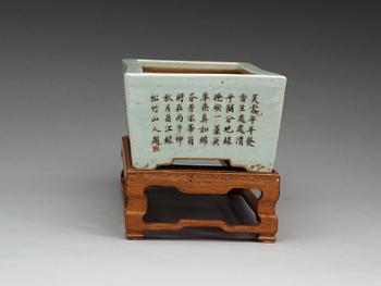 A famille rose flower pot, Qing dynasty, 19th Century.