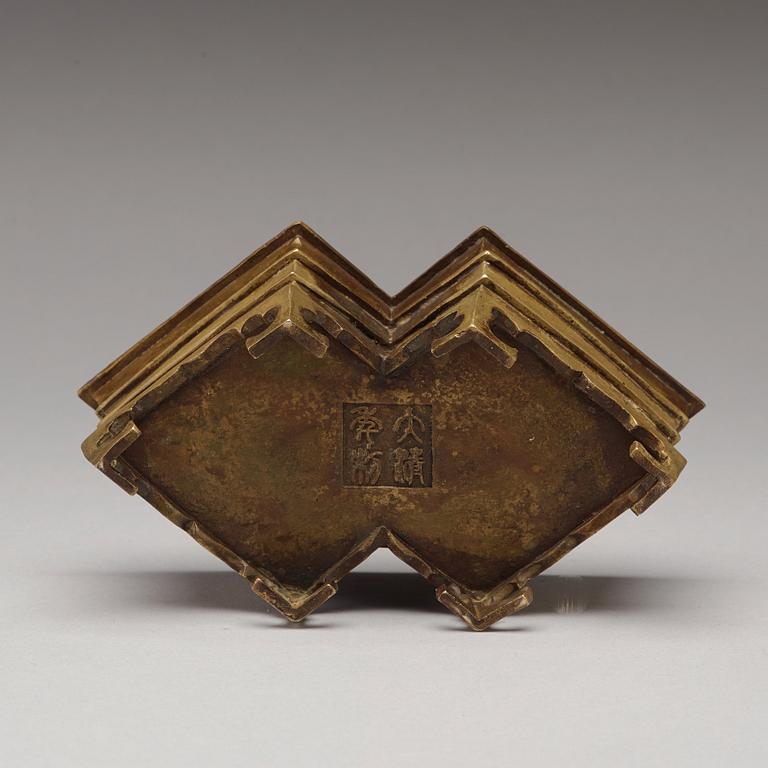RÖKELSEKAR med LOCK, patinerad brons. Qingdynastin, 1800-tal.