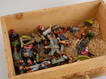 39 toy soldiers, 20th century.