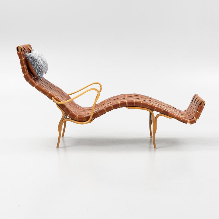 Bruno Mathsson, vilfåtölj, "Pernilla 3", Firma Karl Mathsson, 1950-tal.