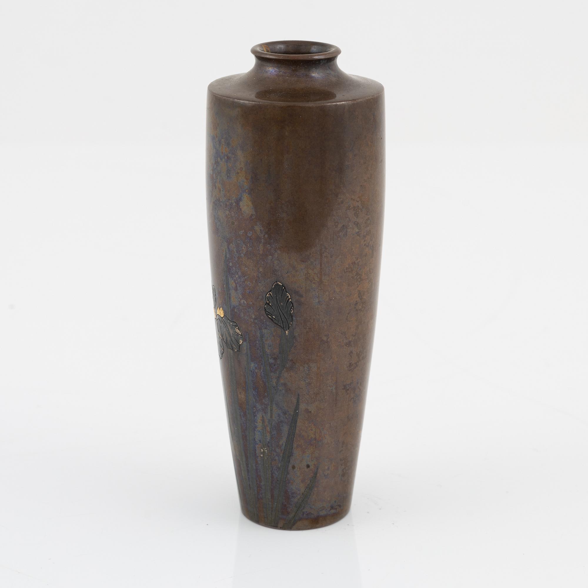 A Japanese bronze vase, Meiji period (1868-1912).