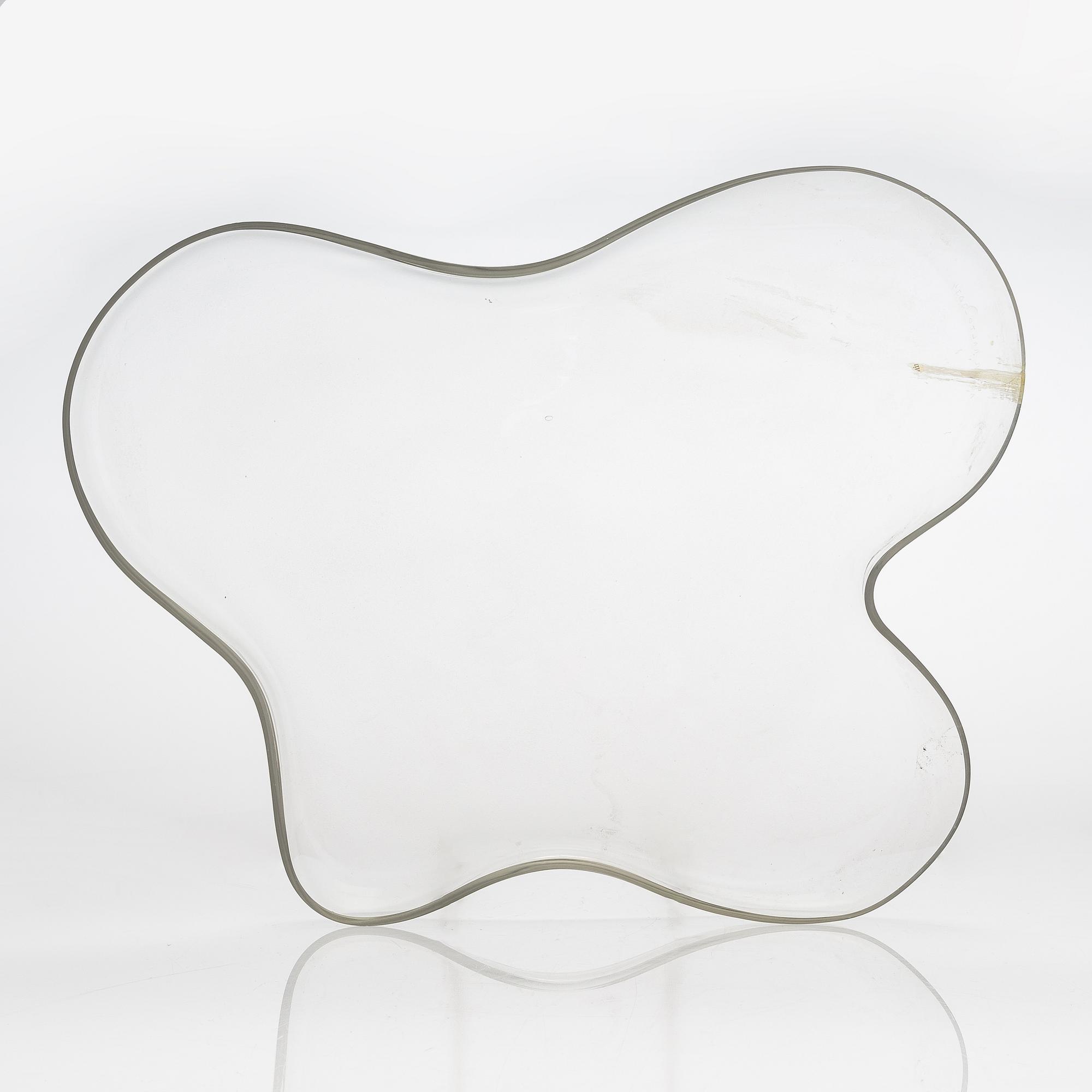 Alvar Aalto, a '3034' dish signed Alvar Aalto 3034. Manufactured by Iittala early 1960s.