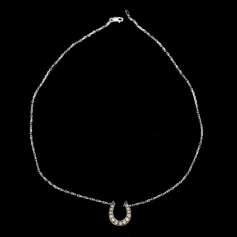 HALSSMYCKE, vitguld 14K, 13 briljantslipade diamanter, stämplad Italien. Vikt 4,5 g.