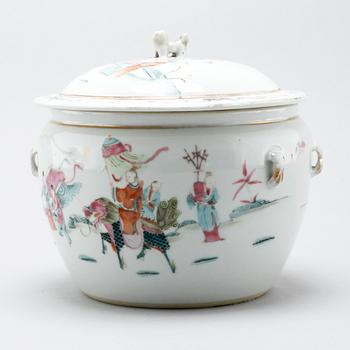 A Chinese porcelain jar from aroudn the year of 1900.