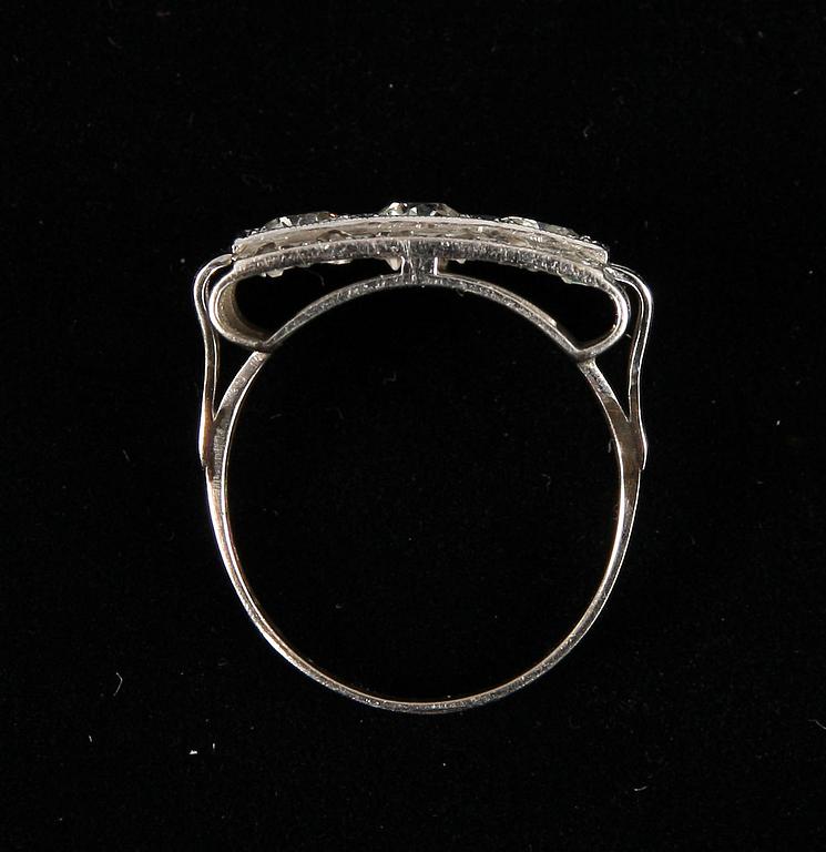RING, 18K vitguld, 3 gammelslipade diamanter, tot ca 0,70 ct, samt rosenstenar.