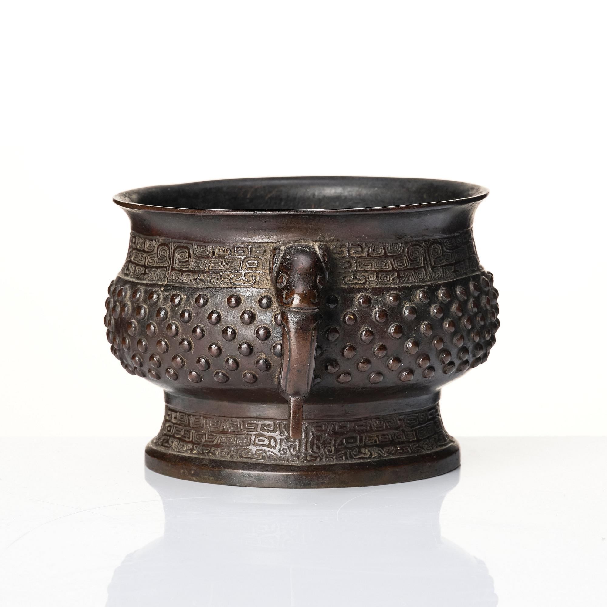A bronze censer, Gui, late Ming dynasty (1368-1644).