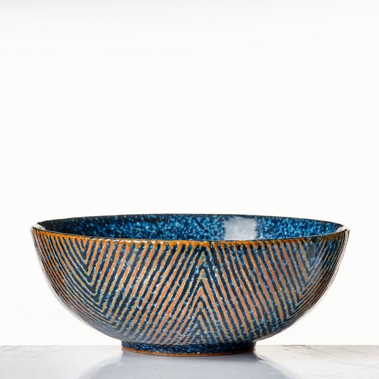 Axel Salto, a stoneware "fluted style" stoneware bowl, Royal Copenhagen, Denmark, model 20726.