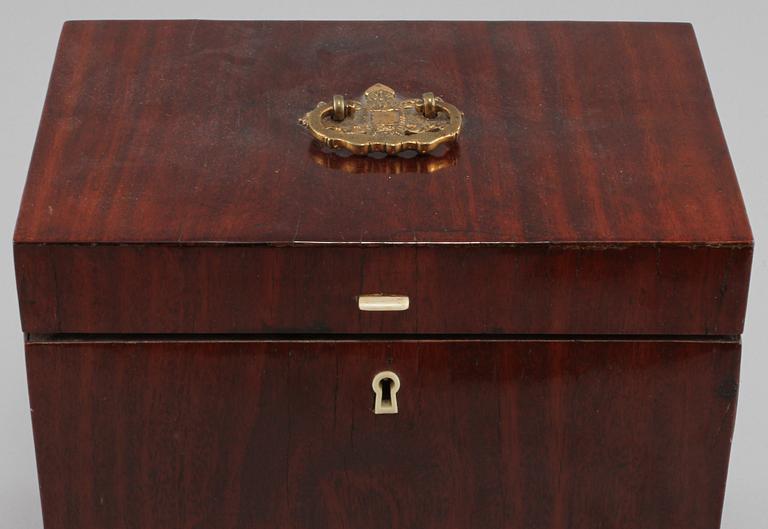 SCHATULL med FLASKOR, 4 st, 1800-tal.