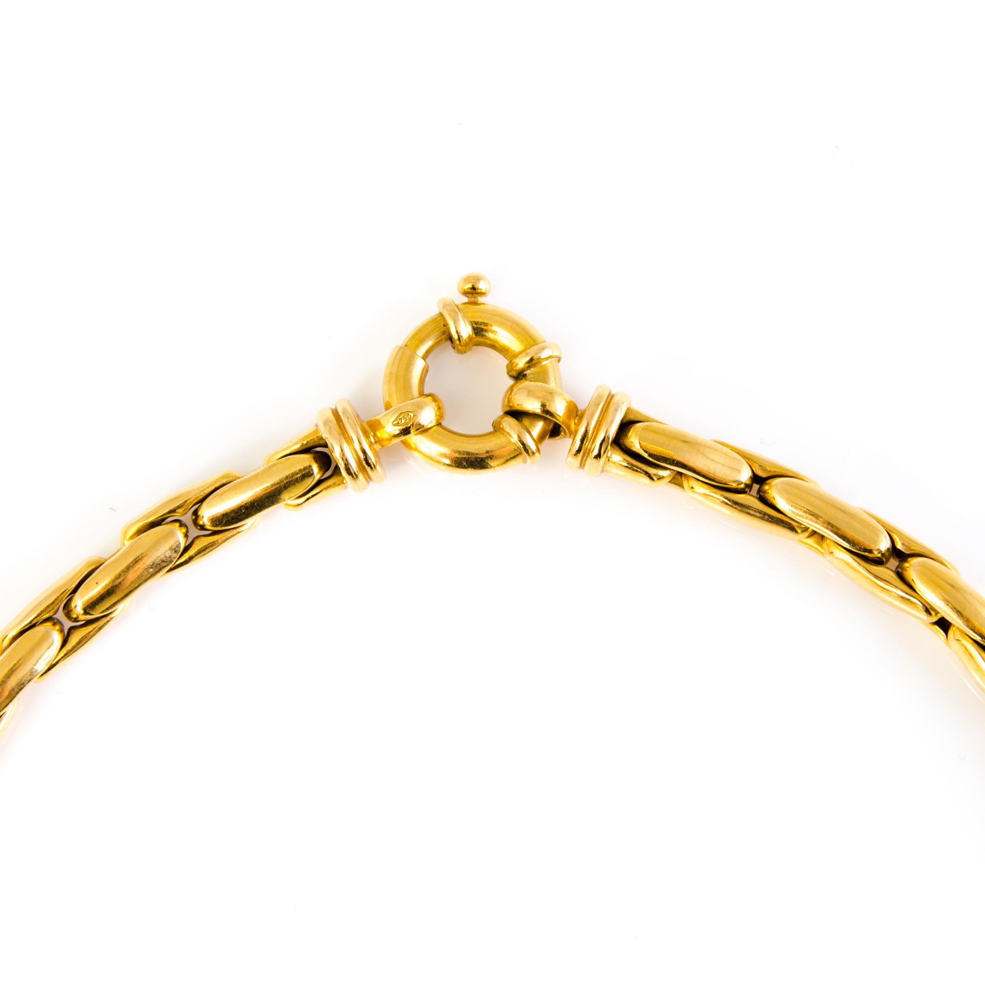 An 18K gold necklace.