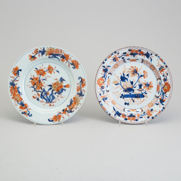 Two Imari export porcelain plates, Qing dynasty, Qianlong (1736-95).