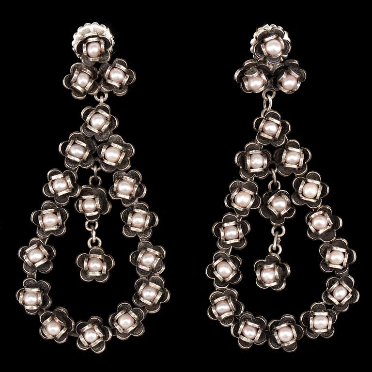 ÖRHÄNGEN, ett par, silver och sötvattenspärlor, Yvone Christa, New York 2011/12.