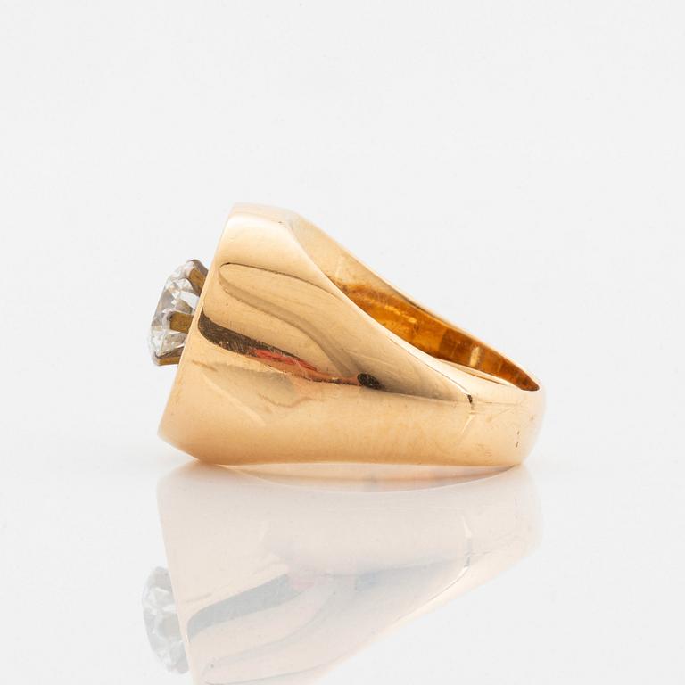 A WA Bolin ring in 18K gold set with a round brilliant-cut diamond.