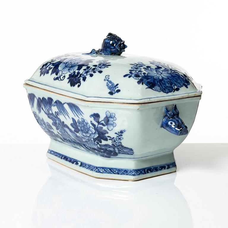 Terrin med lock, kompaniporslin, Kina, Qing dynastin, Qianlong 1736-95.