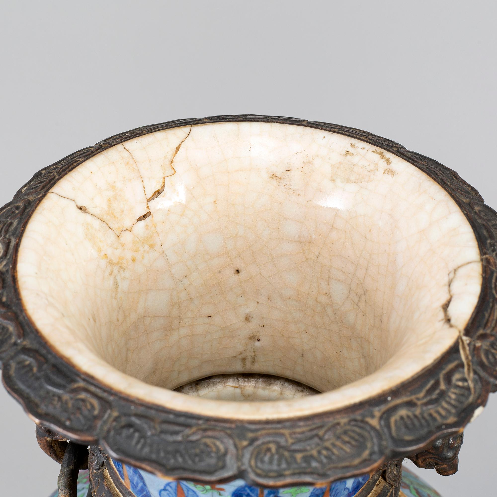 A Chinese ge glazed vase, early 20th century.