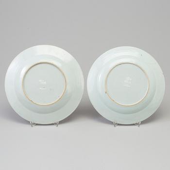 TALLRIKAR, ett par, kompaniporslin. Qingdynastin, Qianlong (1736-95).