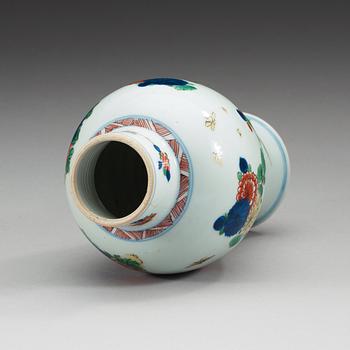 A Transitional wucai jar, 17th Century.