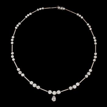 1093. A diamond necklace. 46 old cut diamonds ranging from 1 ct to 0.15 ct.