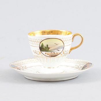 KOPPAR med FAT, porslin, 4 st, Meissen samt KOPP med FAT, Tyskland, 1900-tal.