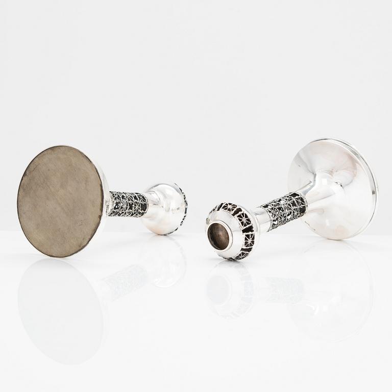 Pentti Sarpaneva, ljusstakar, 2 par, silver, "Pitsi", Turun Hopea, Åbo 1969 och 1972.