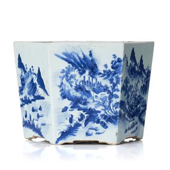 1000. A blue and white flower pot, Qing dynasty, 19th century.