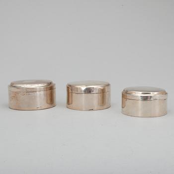 TOILETTEDOSOR, 3 st, silver, olika mästare, bla Petter Adolf Sjöberg, Stockholm. Sverige 1818-41. Tot ca 256 gram.