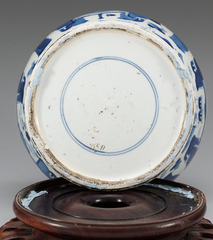 A blue and white jar, Qing dynasty, Kangxi (1662-1722).