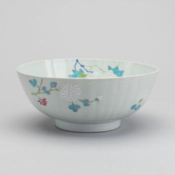 A Chinese Qianlong porcelain bowl, diameter 23 cm.