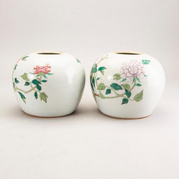 A pair of famille rose jars with covers, late Qing dynasty.