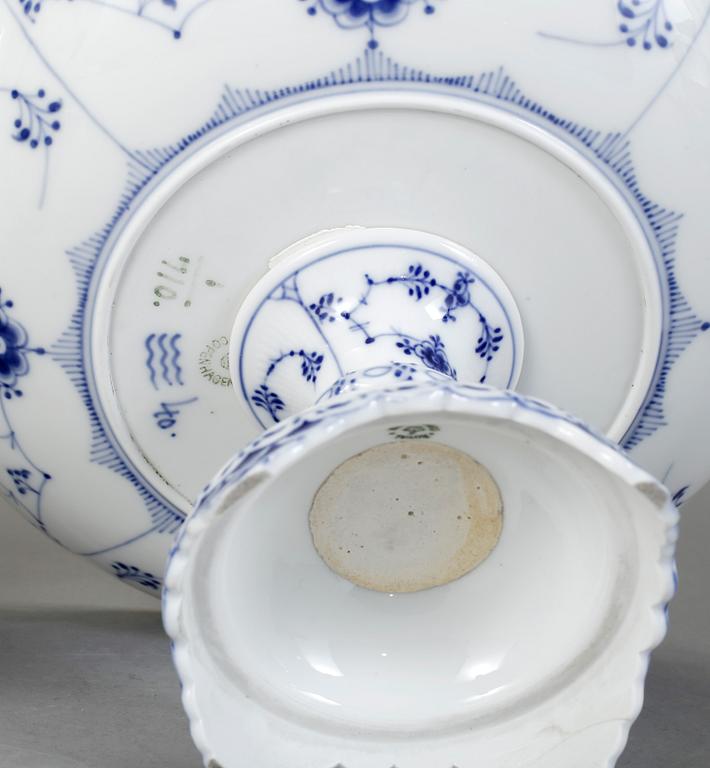 SKÅLAR PÅ FOT, "Musselmalet", Royal Copenhagen.