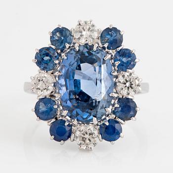 1126. An 18K white gold ring set with a cushion shaped faceted sapphire 5.91 cts.