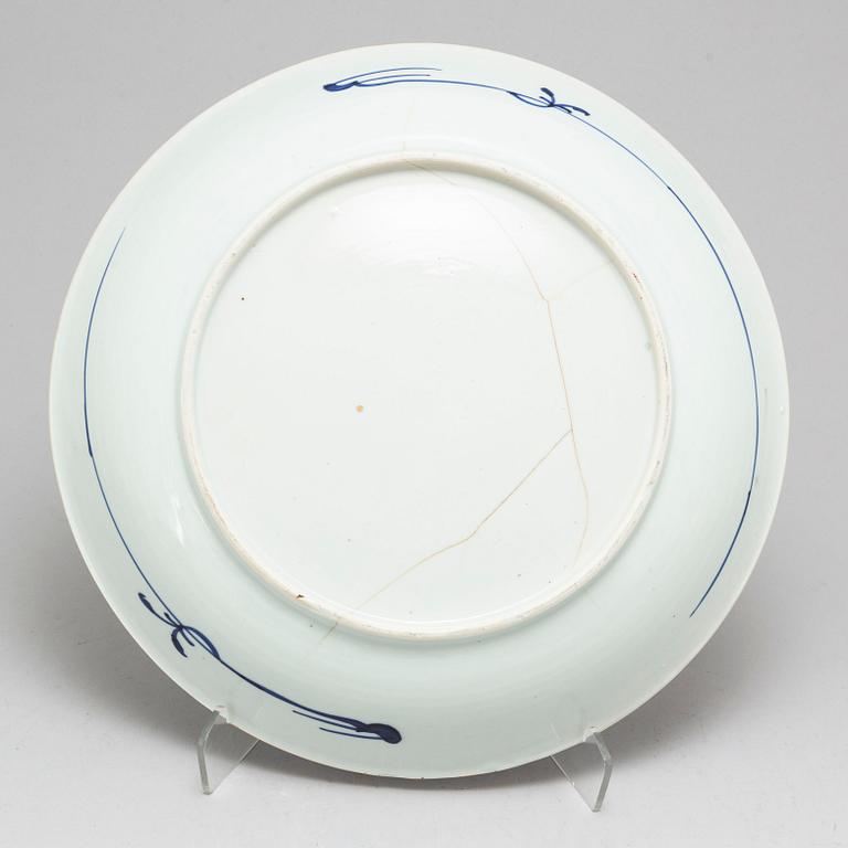 A blue and white porcelain serving dish, Qing dynasty, early 18th century.