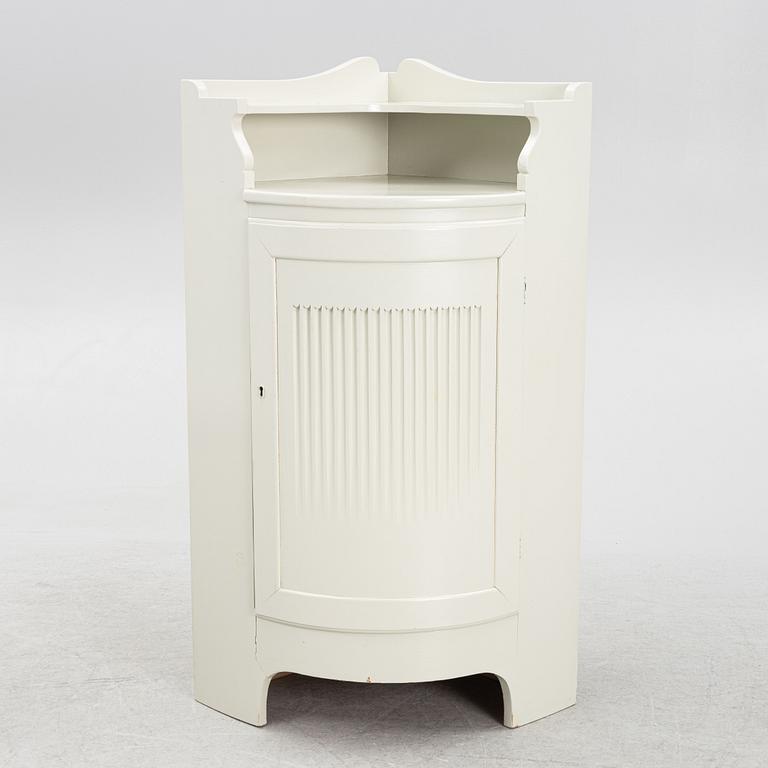 Hörnskåp, 1900-talets mitt.