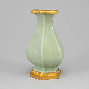 VAS med BRONSMONTERING, celadon. Kina, 1900-tal.