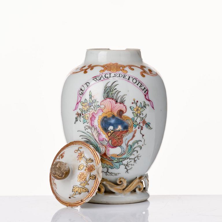 A part armorial tea service, Qing dynasty, 18th Century. (17 pieces).