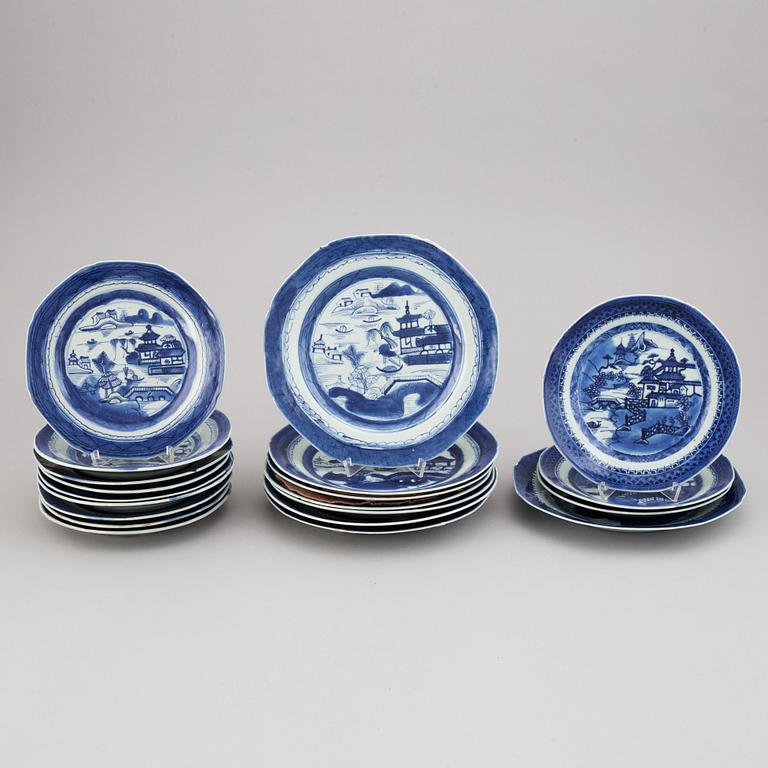A set of 20 blue and white plates, Qing dynasty, 19th Century.