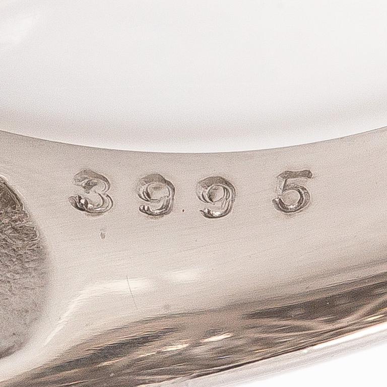 Ring, bombé, platina och briljantslipade diamanter.