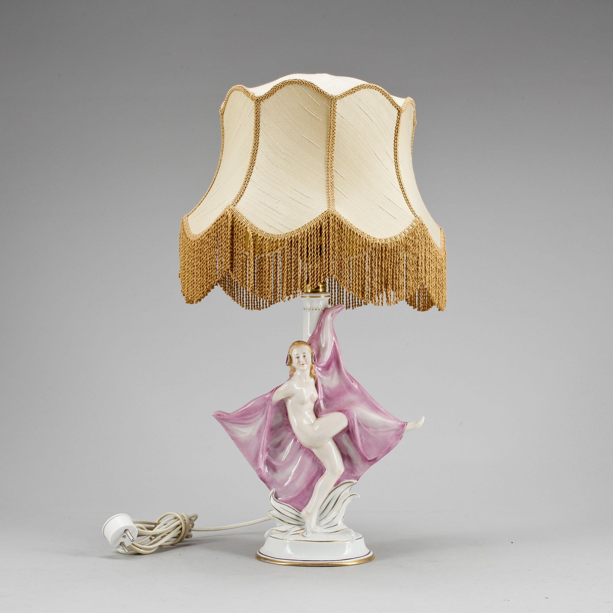 BORDSLAMPA. Porslin, 1900-talets första hälft/mitt.