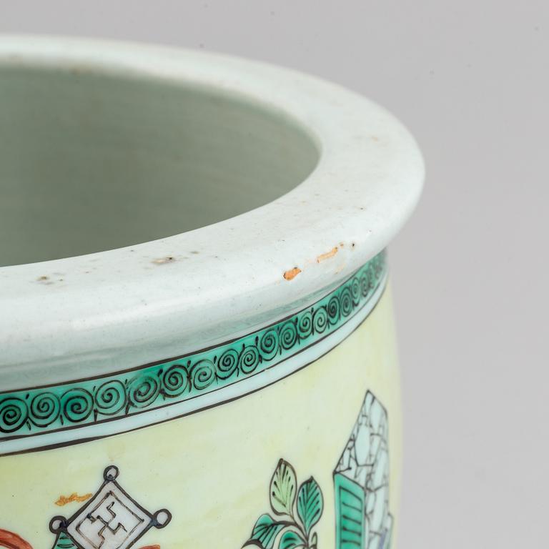 A Chinese famille verte pot, Qing dynasty, 19th century.