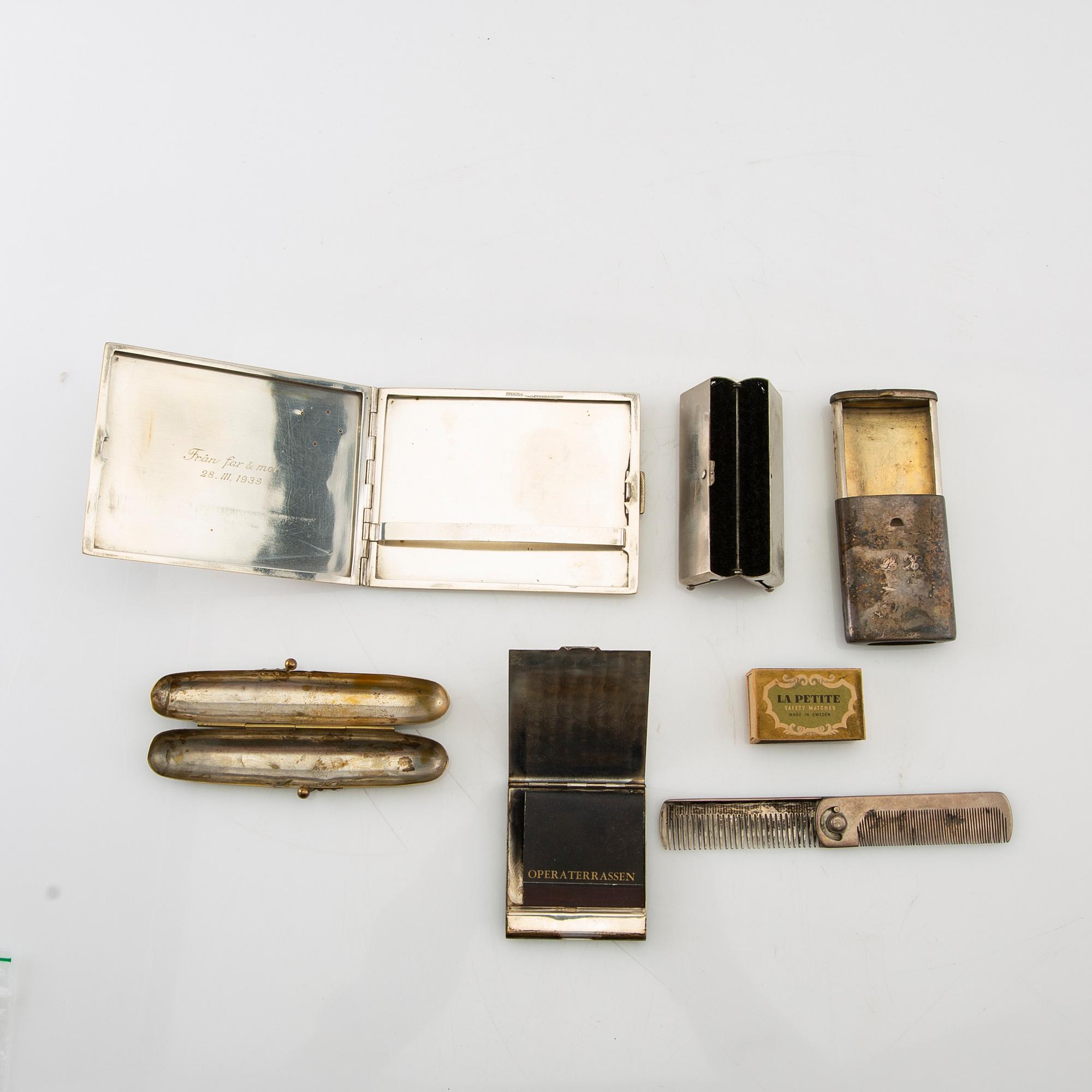 Various evening-related items such as a cigarette case, cigarette holder, clothes brush, etc. from the first half of the 20th century.