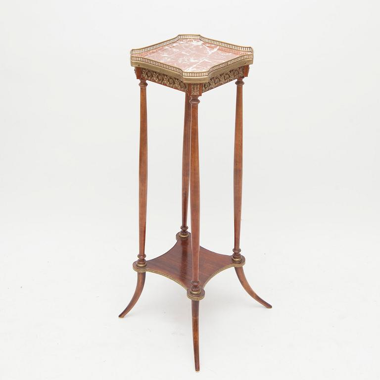 BLOMPIEDESTAL, Louis Seize-stil, ca 1900.