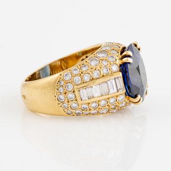 Ring 18K guld med en fasettslipad safir.