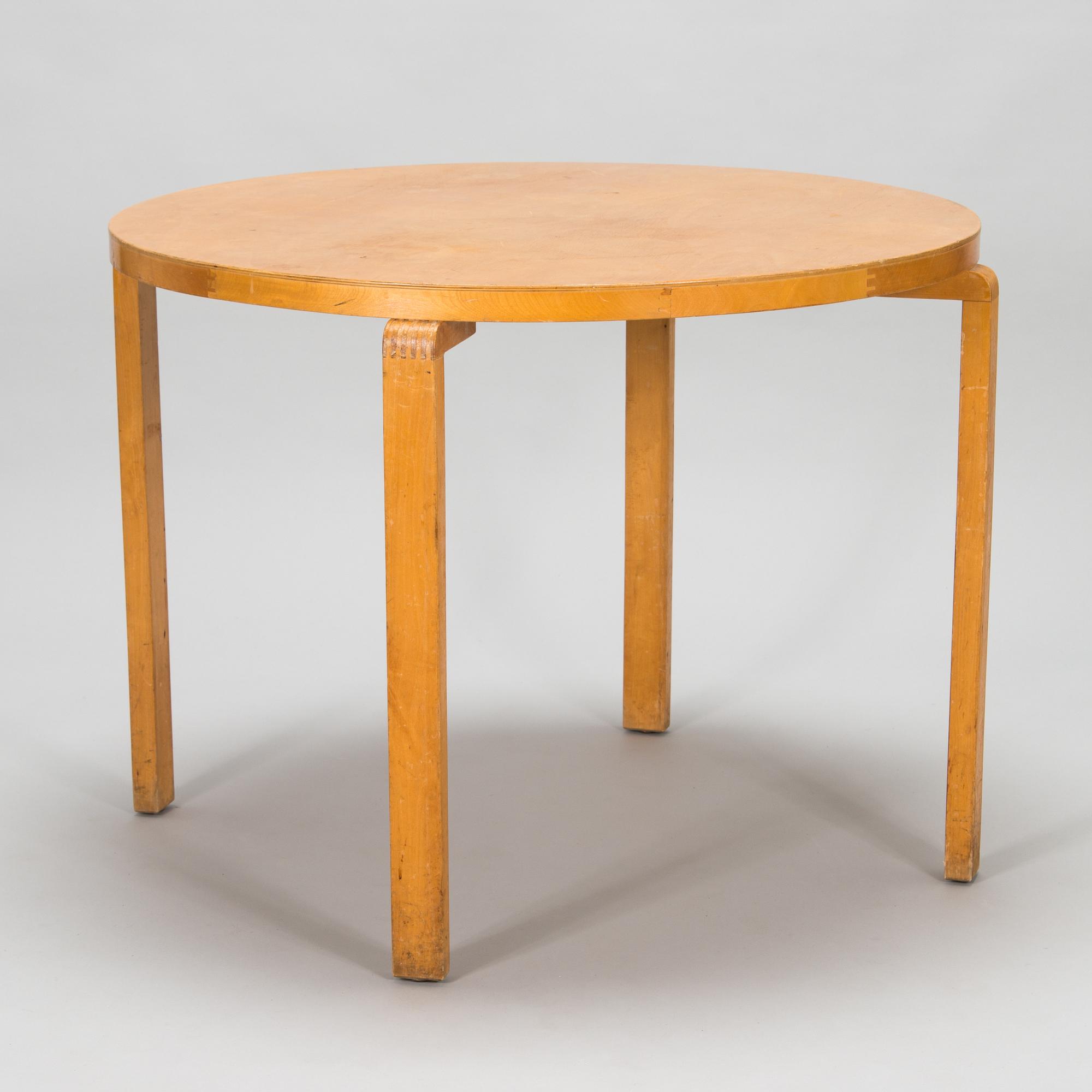 Alvar Aalto, pöytä "73" ja tuoleja, 4 kpl, malli 69, O.Y. Huonekalu-ja Rakennustyötehdas A.B. 1940-luku.