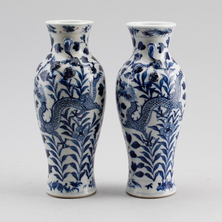 VASER, 1 par, porslin, Kina, 1700-/1800-tal.