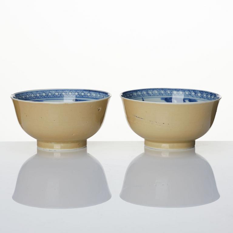 A pair of blue and white bowls. Qing dynasty, 18th century.