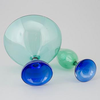 VICKE LINDSTRAND, a glass bowl and av vase, Kosta.