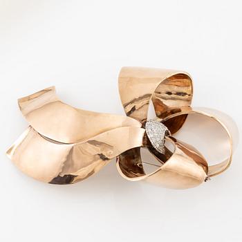 Brooch 9K gold with round brilliant-cut diamonds.