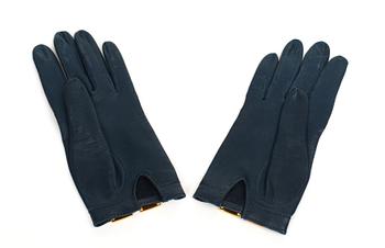 A pair of lady gloves by Hermès.
