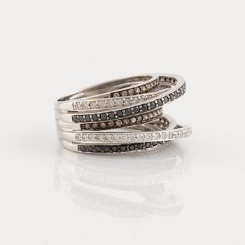 Ring, 18K white gold with differently colored brilliant-cut diamonds.