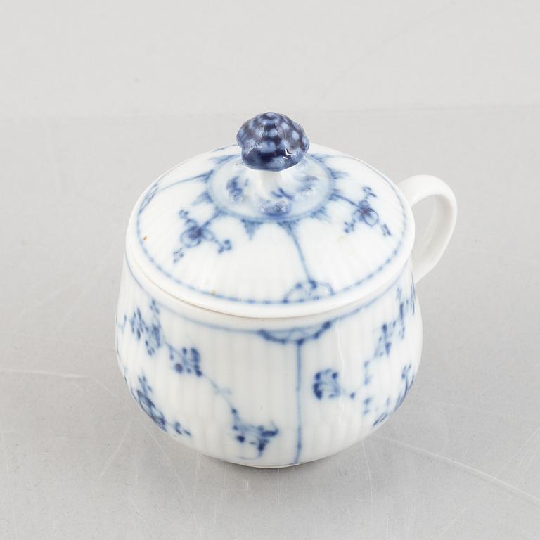 A 'Blue Fluted' / 'Musselmalet rifflet' porcelain cream cup with cover, Royal Copenhagen, older model, around 1800.